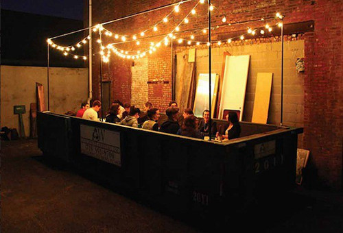 花50美元在垃圾桶中吃饭,为倡导人们不要浪费食物--置顶表情